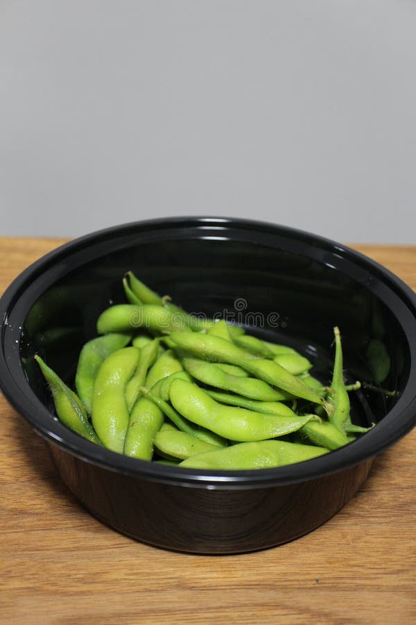 Entrega de comida: edamame cozido em Tóquio, Japão imagens de stock royalty free