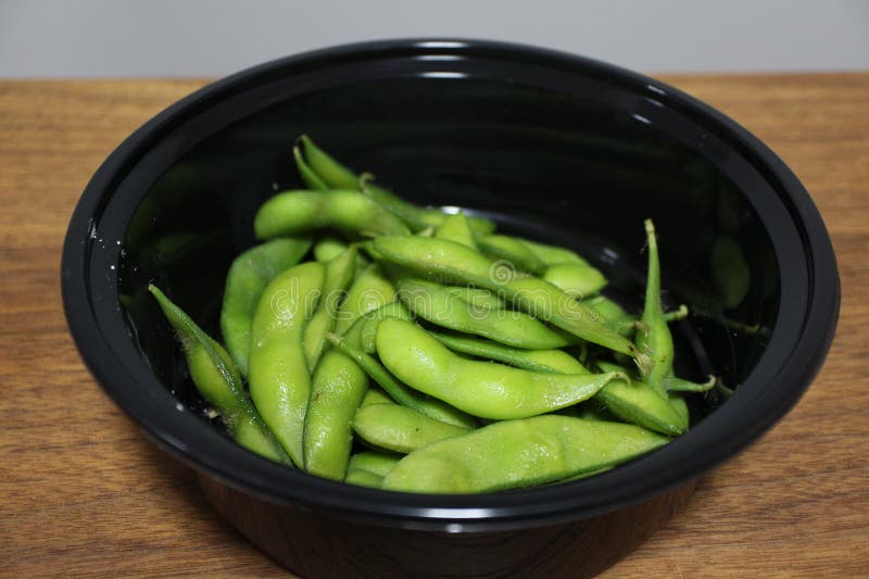 Entrega de comida: edamame cozido em Tóquio, Japão foto de stock