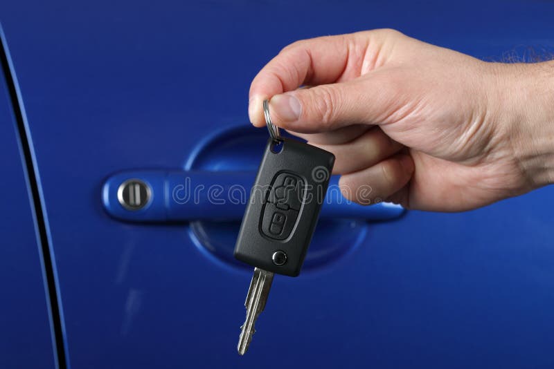 Entrega de un clave del coche fotografía de archivo libre de regalías Entrega de un clave del coche fotografía de archivo libre de regalías