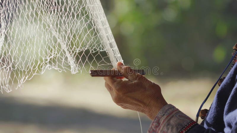 Entrega redes de pesca de tecelagem da mulher
