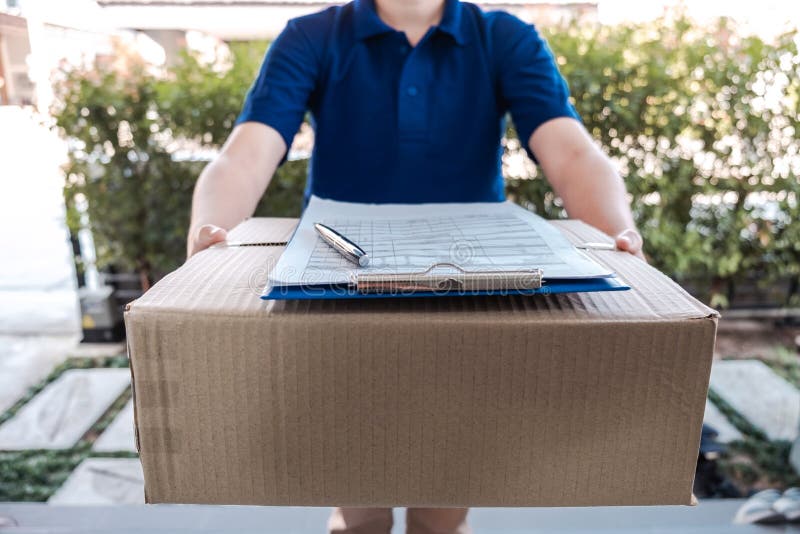 Entregar o pacote de encomendas de caixas e documentos de área de transferência enviados ao cliente em frente da casa