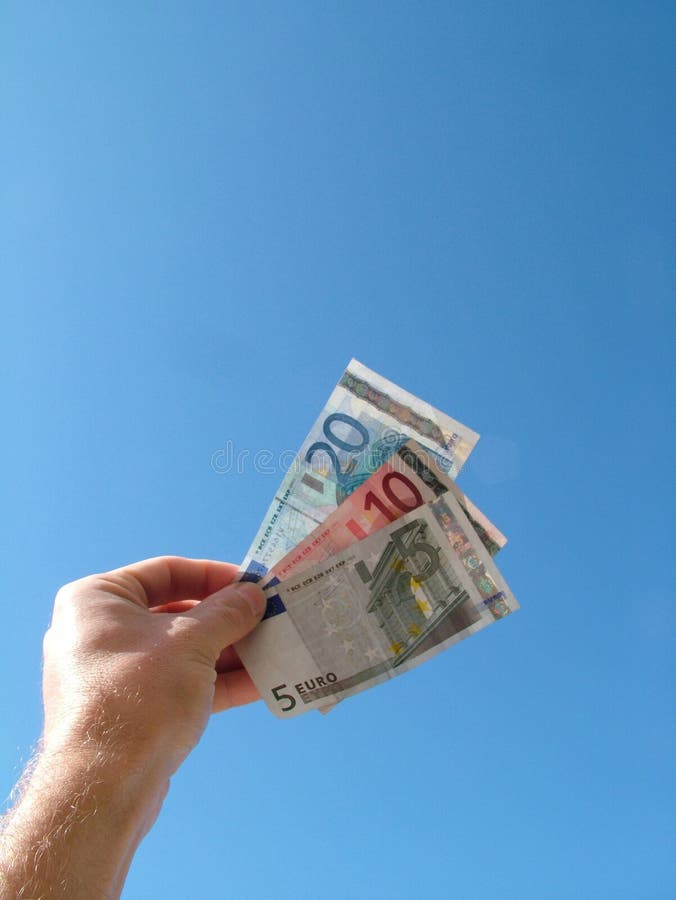 Entregue notas de banco do euro da terra arrendada fotografia de stock royalty free Entregue notas de banco do euro da terra arrendada fotografia de stock royalty free