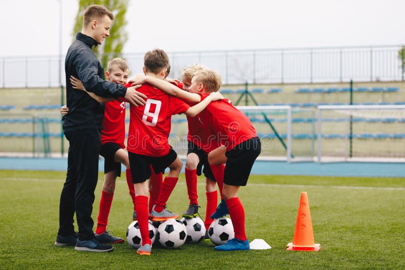 Fortalecer sarcoma Borrar Entrenador Dando Instrucciones Al Equipo Joven De Fútbol. Reunión De Equipos  Deportivos Para Niños. Deporte Infantil Foto de archivo - Imagen de  jugador, balompié: 179125178