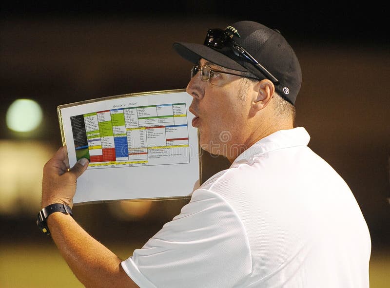 Entrenador de fútbol Running The Team de la High School secundaria fotos de archivo libres de regalías Entrenador de fútbol Running The Team de la High School secundaria fotos de archivo libres de regalías