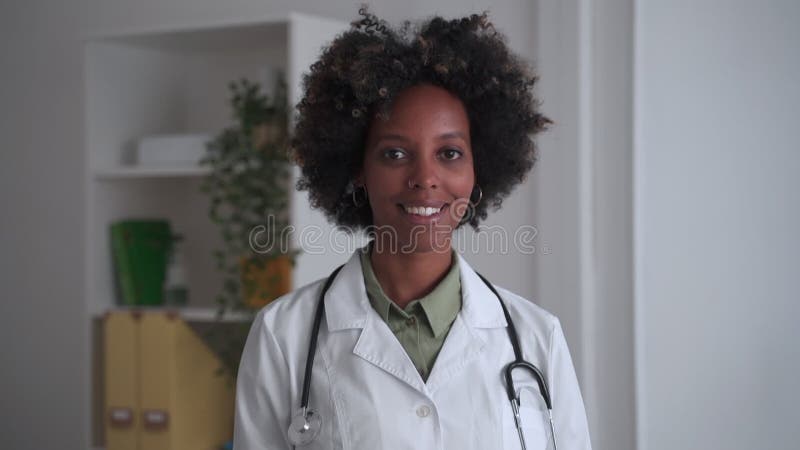 Entrenador médico en el hospital sonrisas africanamericanas almacen de video