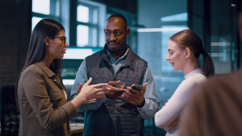 Entrenador o conferenciante afroamericano que comparte ideas de negocios y colabora con un equipo diverso en una oficina moderna metrajes