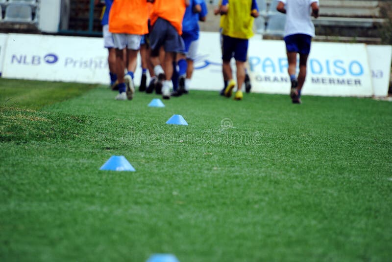 Niño Saltando Sobre Conos De Fútbol En Campo De Entrenamiento De Fútbol  Foto de archivo - Imagen de club, muchacho: 178438588