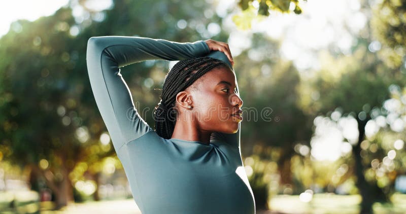 Entrenamiento físico y mujer negra con estiramientos en el parque para empezar a hacer ejercicio cardiovascular y prepararse. Corredora de bienestar y brazo caliente en la naturaleza para entrenamiento y alivio de la tensión muscular.
