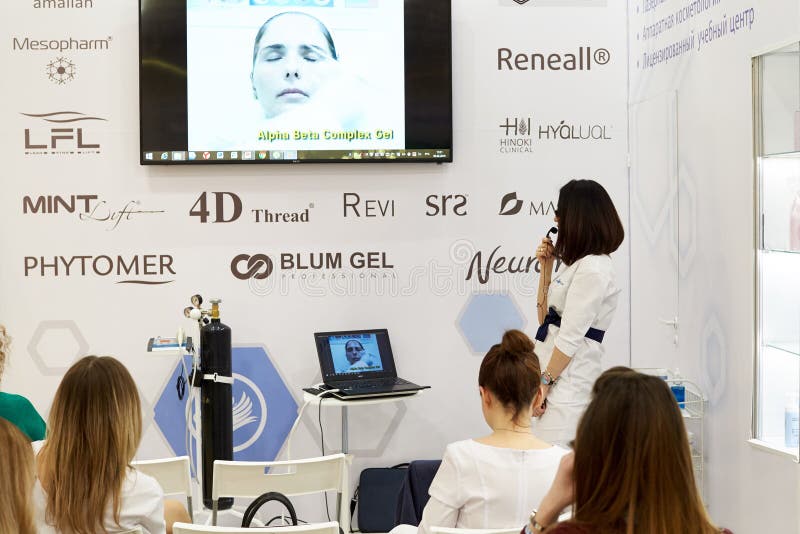 Entrenamiento o un seminario sobre métodos modernos en cosmetología y medicina fotos de archivo libres de regalías Entrenamiento o un seminario sobre métodos modernos en cosmetología y medicina fotos de archivo libres de regalías