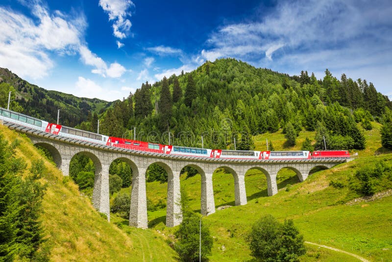 Entrene en el puente famoso del viaducto del landwasser, Suiza