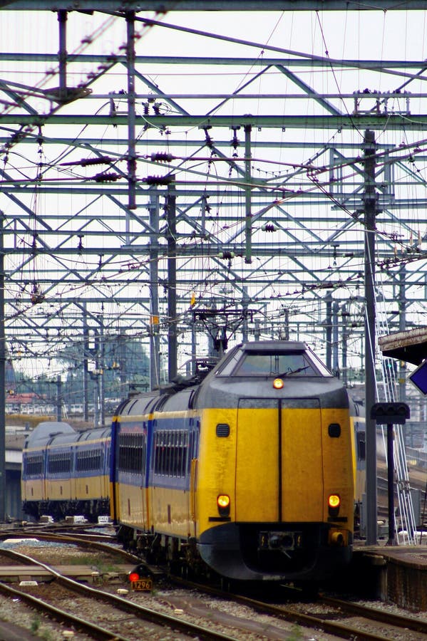 Entrene a venir adentro en la estación central Utrecht, Holanda, los Países Bajos foto de archivo Entrene a venir adentro en la estación central Utrecht, Holanda, los Países Bajos foto de archivo