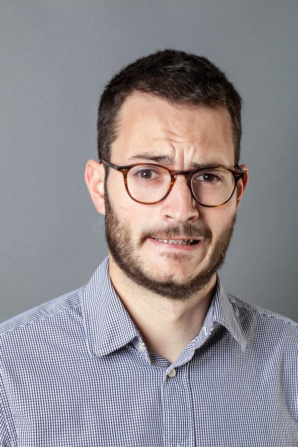 Entrepreneur barbu soucieux fronçant les sourcils pour l'effort et l'inquiétude d'affaires photo stock Entrepreneur barbu soucieux fronçant les sourcils pour l'effort et l'inquiétude d'affaires photo stock