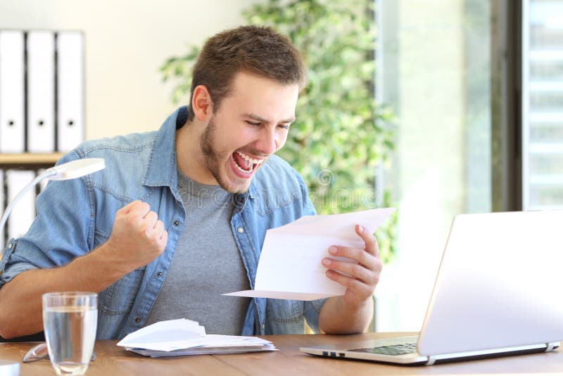 Entrepreneur enthousiaste lisant une lettre photo libre de droits Entrepreneur enthousiaste lisant une lettre photo libre de droits