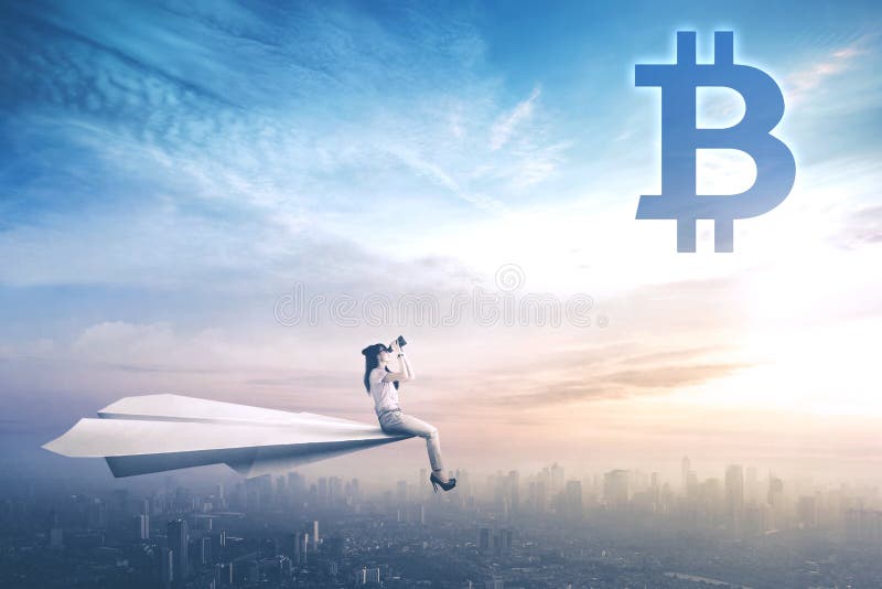 Entrepreneur féminin regardant le symbole de bitcoin images libres de droits Entrepreneur féminin regardant le symbole de bitcoin images libres de droits