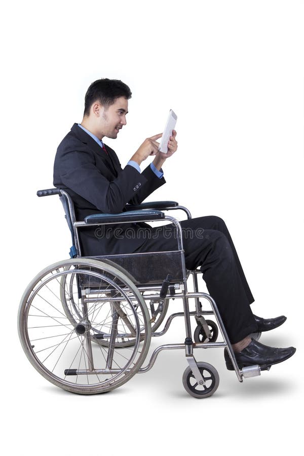 Entrepreneur handicapé à l'aide du comprimé numérique photos libres de droits Entrepreneur handicapé à l'aide du comprimé numérique photos libres de droits