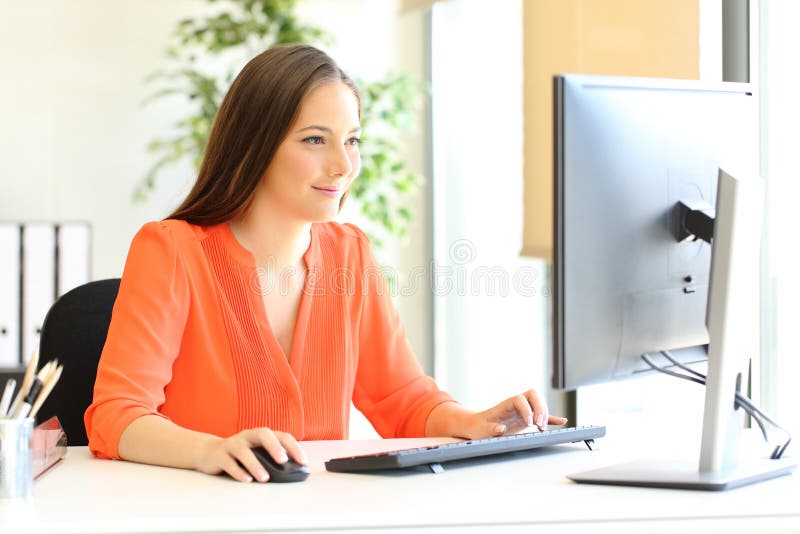 Entrepreneur in oranje werk met desktopcomputer