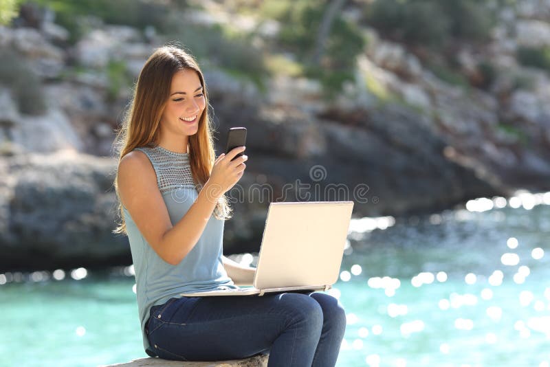 Entreprenörkvinna som arbetar med en telefon och en bärbar dator royaltyfri fotografi Entreprenörkvinna som arbetar med en telefon och en bärbar dator royaltyfri fotografi