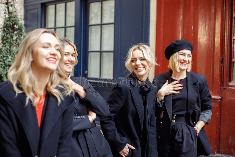 Entreprise de femmes. quatre charmantes amies aiment se promener le jour du printemps en ville. photo libre de droits