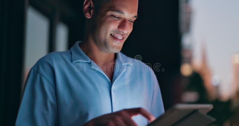 Entreprise happy or night tablet sur le balcon de construction de la ville pour la planification de la croissance de l'entreprise banque de vidéos