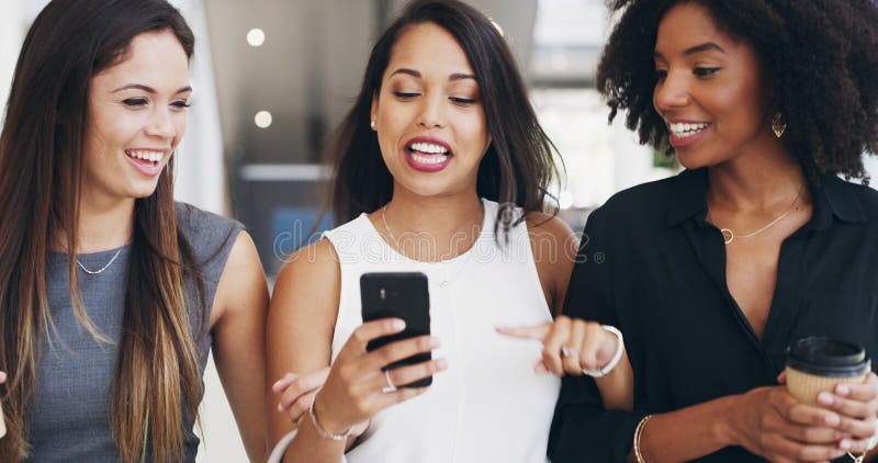 Entreprises femmes téléphone et discussion de groupe au bureau avec les réseaux sociaux ou montrer du texte. Joyeux amis ouvriers photo stock