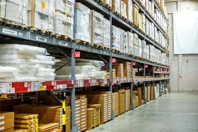 Entrepôt, salle d'entreposage dans un grand magasin A présenté les marchandises sur les étagères images stock Entrepôt, salle d'entreposage dans un grand magasin A présenté les marchandises sur les étagères images stock