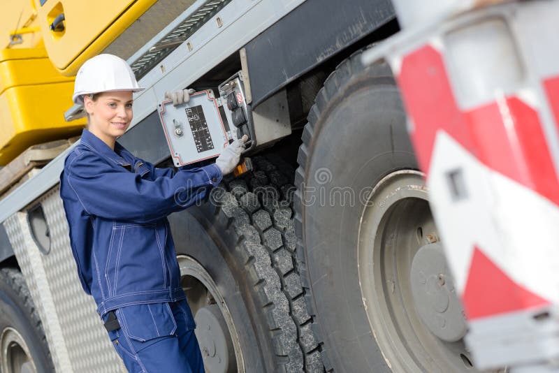 Entretenez le mécanicien fixant le camion lourd image stock Entretenez le mécanicien fixant le camion lourd image stock