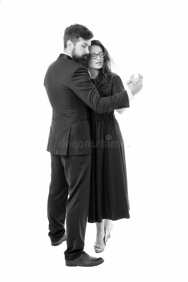 Entretenimento cultural Pares na dan?a rom?ntica do amor Data de nivelamento rom?ntica com dan?as M?sica de dan?a Acople formal fotografia de stock royalty free Entretenimento cultural Pares na dan?a rom?ntica do amor Data de nivelamento rom?ntica com dan?as M?sica de dan?a Acople formal fotografia de stock royalty free
