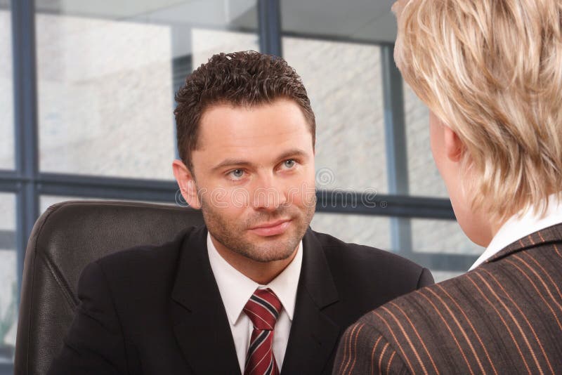 entretien d'homme et de femme d'affaires image stock entretien d'homme et de femme d'affaires image stock