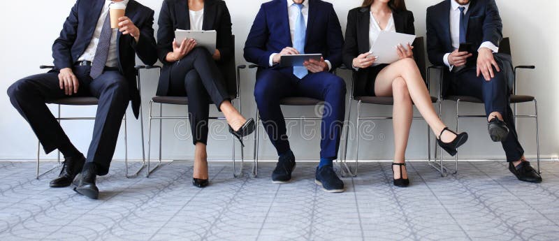 Entrevista de trabalho de espera dos povos fatigantes fotos de stock royalty free Entrevista de trabalho de espera dos povos fatigantes fotos de stock royalty free