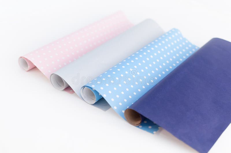 Entrollen die Papierrolle vier Geschenkverpackungs-Weihnachtsgeburtstag lokalisiert stockbild Entrollen die Papierrolle vier Geschenkverpackungs-Weihnachtsgeburtstag lokalisiert stockbild