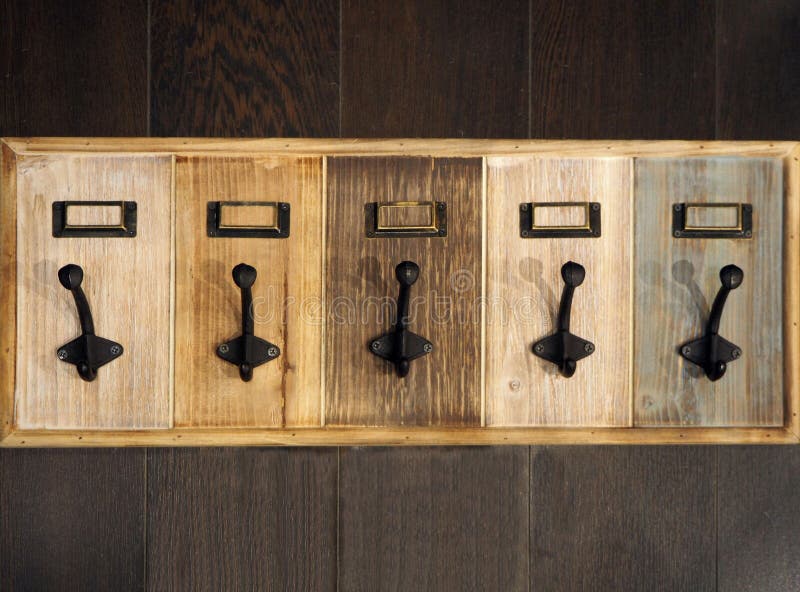 Entryway het rek van de muurlaag Elke haak is op hout van verschillende kleur met een exemplaarruimte op een leeg etiket stock fotografie Entryway het rek van de muurlaag Elke haak is op hout van verschillende kleur met een exemplaarruimte op een leeg etiket stock fotografie