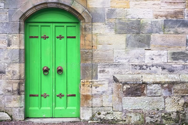 Entrée antique rustique de maison de vieille porte en bois verte dans Culross photographie stock Entrée antique rustique de maison de vieille porte en bois verte dans Culross photographie stock