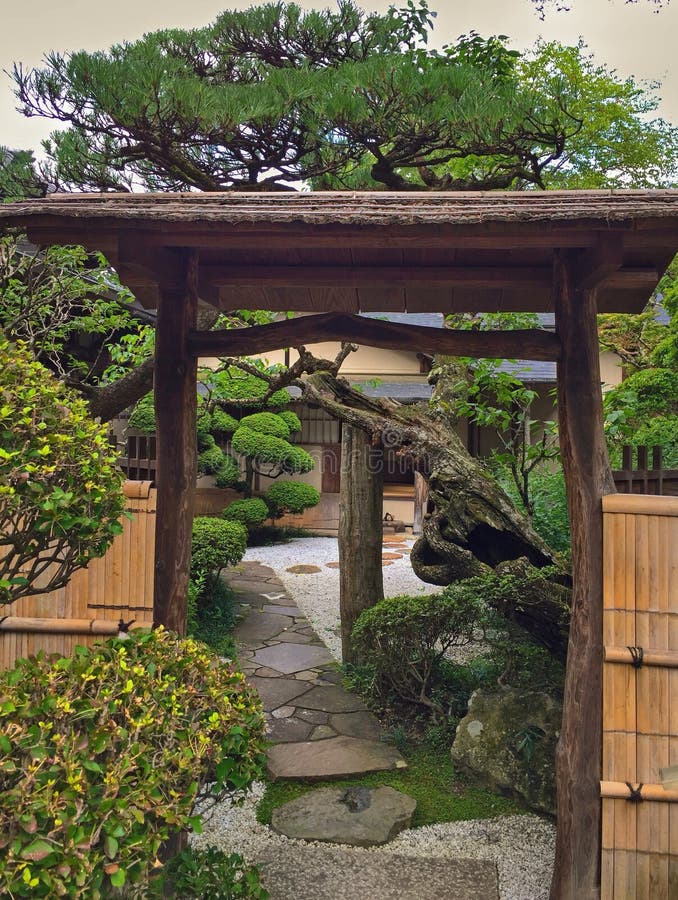 Porte au jardin japonais image stock. Image du architecture 32428145