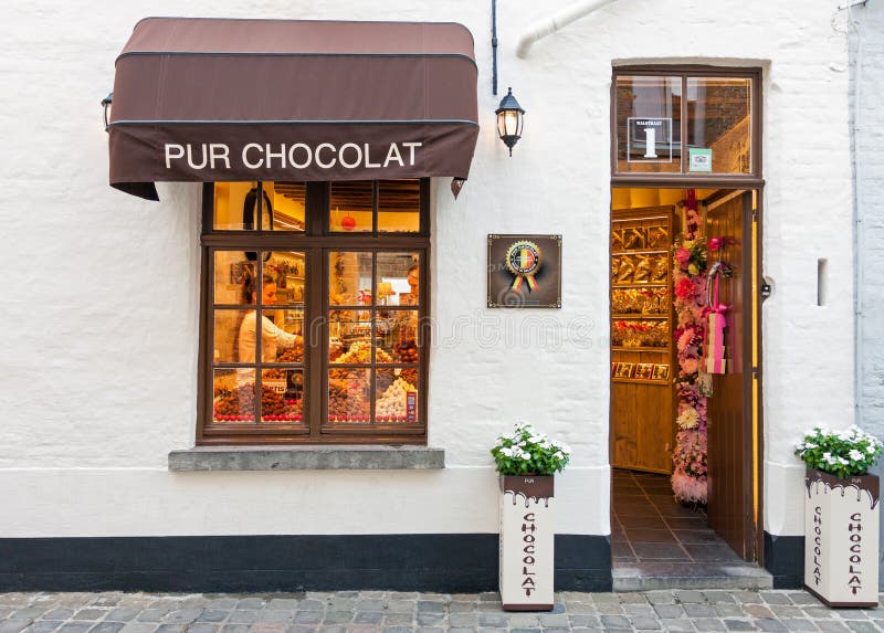 Entrée belge traditionnelle de magasin de chocolat en Belgique images stock Entrée belge traditionnelle de magasin de chocolat en Belgique images stock