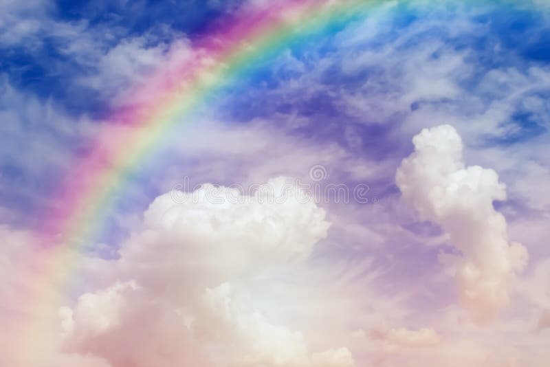 Entrée dans le ciel, photo déconcentrée floue du ciel et de l'arc-en-ciel Le paradis inciblé s'ouvre sur le paradis dans les nuag photo stock Entrée dans le ciel, photo déconcentrée floue du ciel et de l'arc-en-ciel Le paradis inciblé s'ouvre sur le paradis dans les nuag photo stock