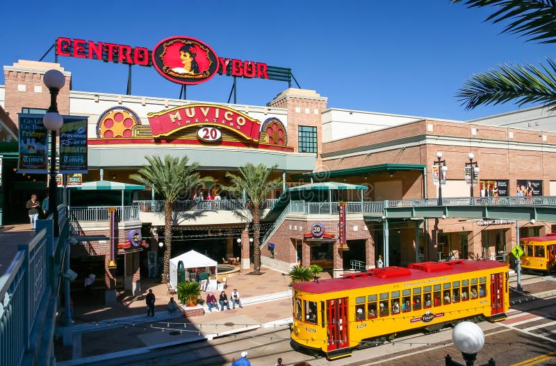 Entrée de Centro Ybor avec le tram jaune photo libre de droits Entrée de Centro Ybor avec le tram jaune photo libre de droits