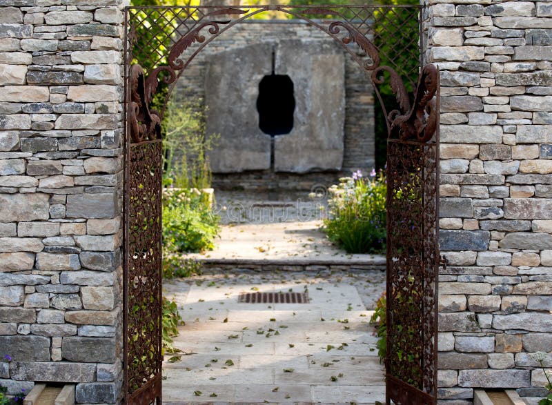 Entrée de mur en pierre à un jardin photos libres de droits Entrée de mur en pierre à un jardin photos libres de droits
