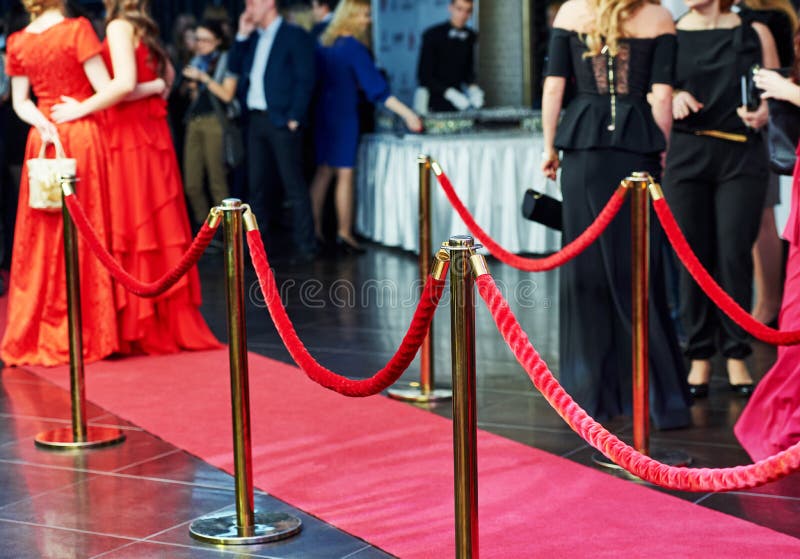 Entrée de tapis rouge avec des supports et des cordes photo stock Entrée de tapis rouge avec des supports et des cordes photo stock
