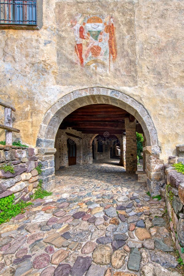 Entrée du Cornello dei Tasso Ancien village de la vallée de la brembana Bergamo Italie images stock Entrée du Cornello dei Tasso Ancien village de la vallée de la brembana Bergamo Italie images stock