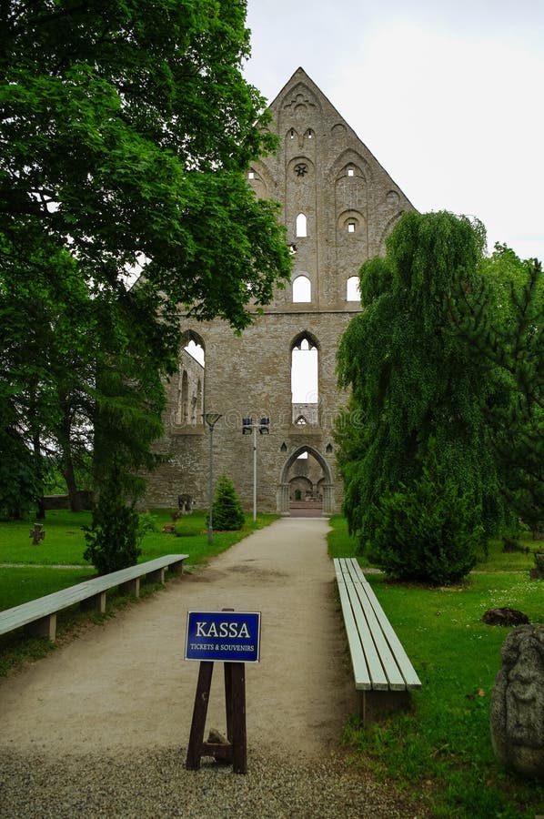 Entrée du couvent médiéval en ruines de St Birgitta dans la région de Pirita, Tallinn, Estonie images libres de droits Entrée du couvent médiéval en ruines de St Birgitta dans la région de Pirita, Tallinn, Estonie images libres de droits