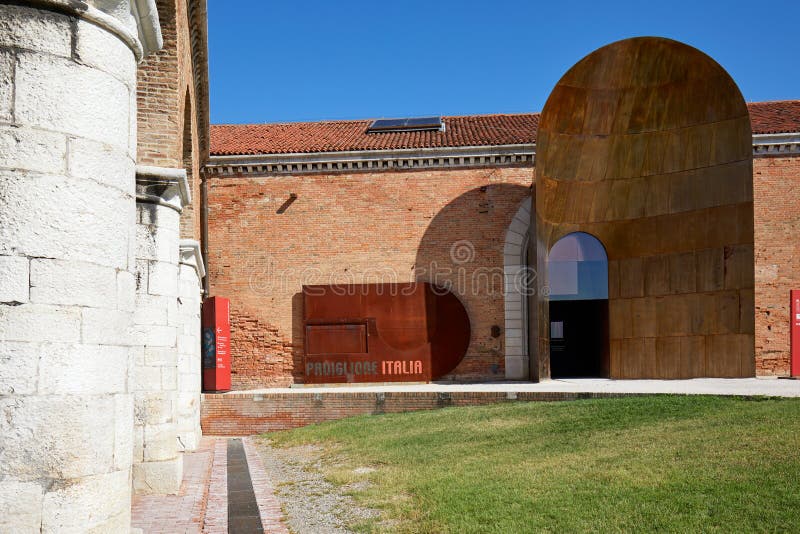 Entrée italienne de pavillon pendant l'art bisannuel à Venise, Italie photographie stock libre de droits Entrée italienne de pavillon pendant l'art bisannuel à Venise, Italie photographie stock libre de droits
