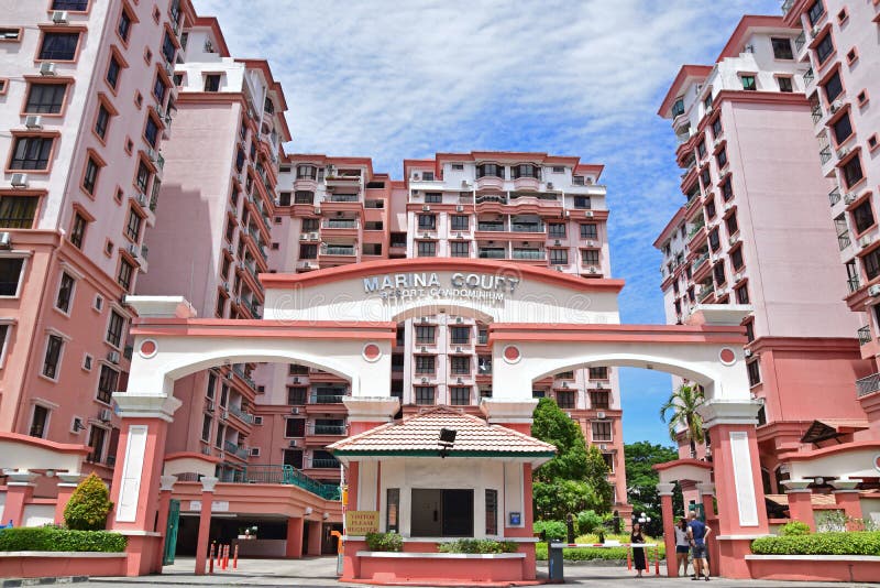 Entrée principale avec la maison de garde de couleur rose Marina Court Resort Condominium Hotel au centre de la ville de Kota Kin photos libres de droits Entrée principale avec la maison de garde de couleur rose Marina Court Resort Condominium Hotel au centre de la ville de Kota Kin photos libres de droits