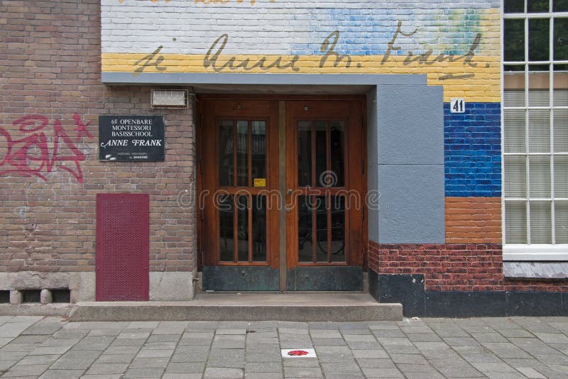 Entrée principale de la 6ème école de Montessori à Amsterdam image libre de droits Entrée principale de la 6ème école de Montessori à Amsterdam image libre de droits