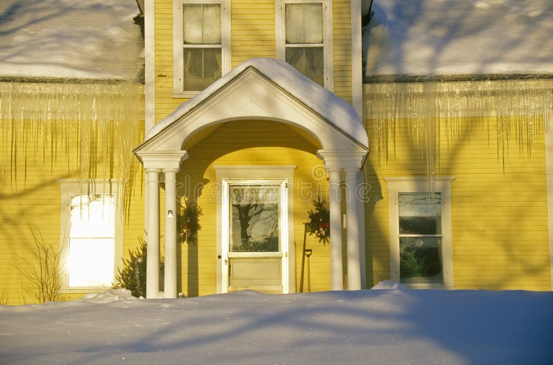 Entrée à jaunir à la maison au lever de soleil en hiver, Lyndonville, VT images libres de droits Entrée à jaunir à la maison au lever de soleil en hiver, Lyndonville, VT images libres de droits