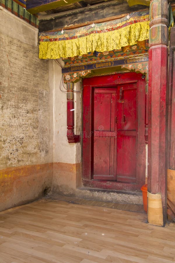 Entrée à un monastère bouddhiste dans Ladakh, Inde photos stock Entrée à un monastère bouddhiste dans Ladakh, Inde photos stock
