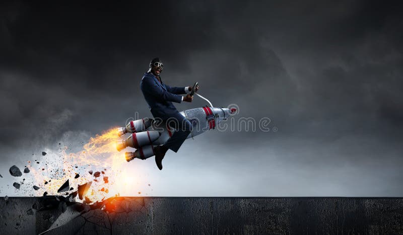 Entschlossener Geschäftsmann auf dem Weg zum Erfolg und hinterlässt Feuerwege stockbild