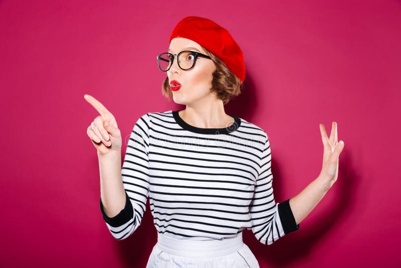 Entsetzte Ingwerfrau in den Brillen weg zeigend und schauend lizenzfreie stockfotos Entsetzte Ingwerfrau in den Brillen weg zeigend und schauend lizenzfreie stockfotos