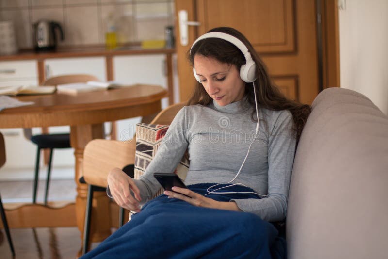 Entspannen Sie zu Hause bei Musik und Podcast lizenzfreies stockbild
