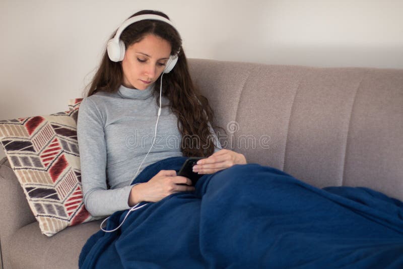 Entspannen Sie zu Hause bei Musik und Podcast stockfotos