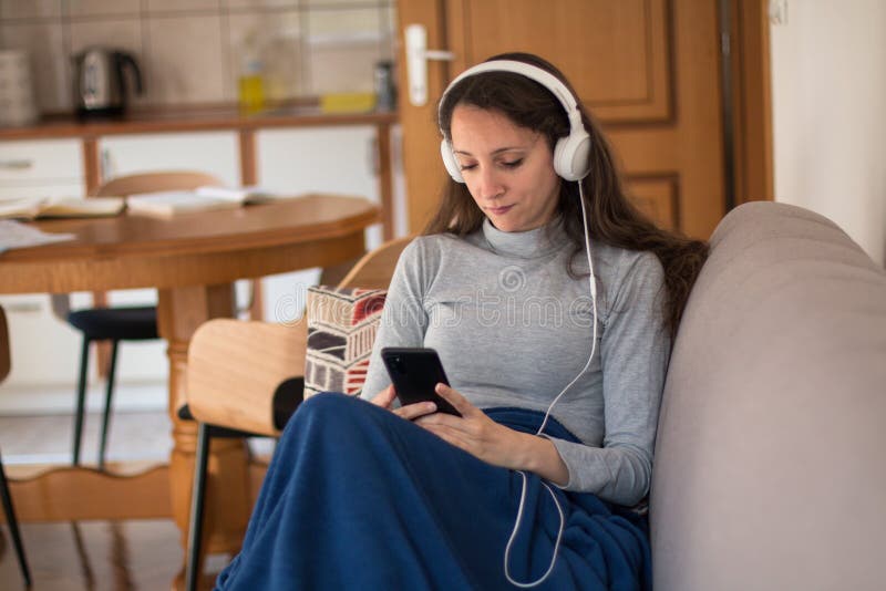 Entspannen Sie zu Hause bei Musik und Podcast lizenzfreies stockfoto